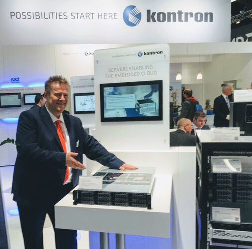 Kontron CEO Hannes Niederhauser zeigt stolz den auf der embedded world 2017 präsentierten Kontron Embedded Server Prototypen
