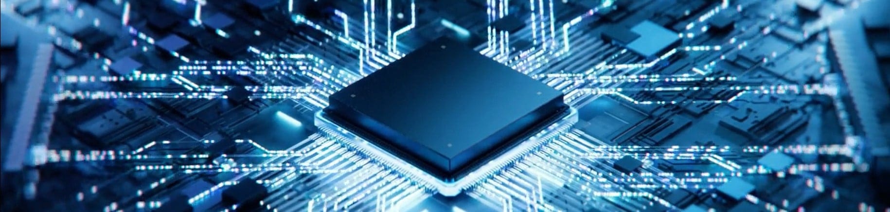 Ein moderner Mikrochip in der Mitte einer komplexen Leiterplatte. Bläuliche Lichtstrahlen verlaufen von dem Chip zu verschiedenen Komponenten auf der Platine.