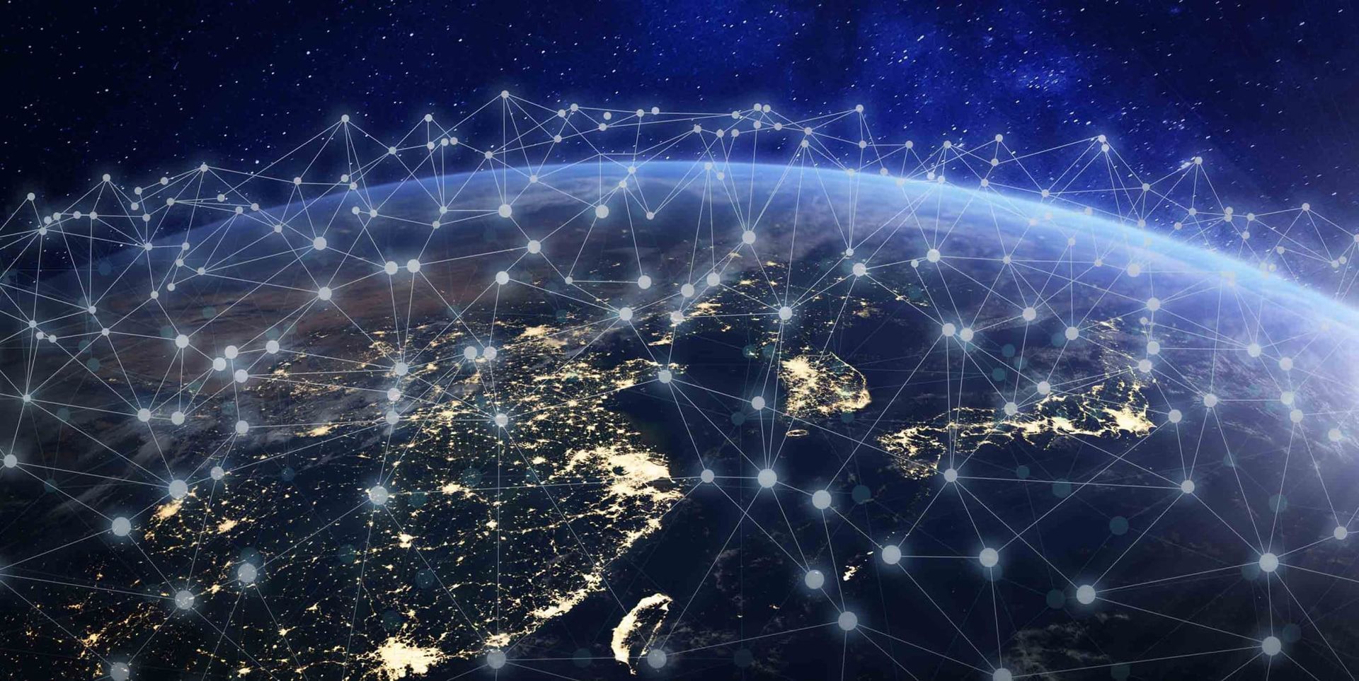 地球の上空からの視点で、夜間の都市の明かりが輝くアジアの地図が見え、星空の中に多くの接続点を示すネットワークの線が描かれている。