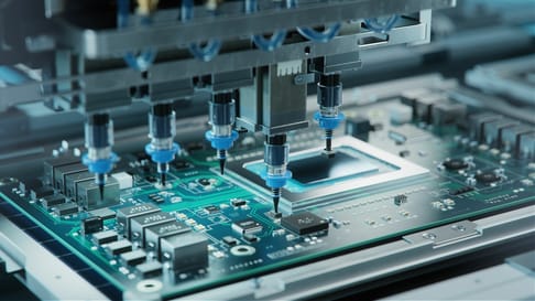 Ein präziser Fertigungsprozess mit einer Maschine, die mehrere Spritzen verwendet, um Bauteile auf eine Leiterplatte aufzutragen. Die Leiterplatte zeigt diverse elektronische Komponenten und Schaltkreise.