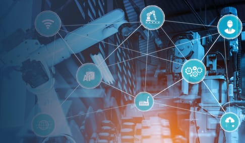 Ein industrielles Umfeld mit Roboterarmen und Symbolen für IoT, KI und Automatisierung. Verbindungsnetzwerke zwischen den Symbolen zeigen eine moderne Fertigungsumgebung.