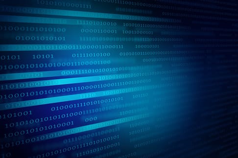 Binärcode in blauen und grünen Farbtönen auf einem dunklen Hintergrund. Die Zahlen 0 und 1 sind in verschiedenen Größen und Anordnungen angeordnet, wodurch ein technologischer Eindruck entsteht.