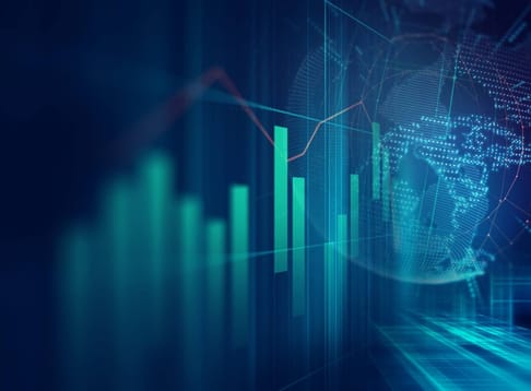 Abstrakte Darstellung von Finanzgrafiken mit Balkendiagrammen und einem digitalisierten Globus. Blau- und Grüntöne dominieren, unterbrochen von hellen Linien, die Trends zeigen.