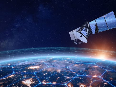 Un satellite en orbite au-dessus de la Terre, avec un réseau de connexions lumineuses et un horizon ensoleillé à l'arrière-plan.