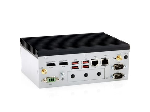 Ein kompakter, rechteckiger Computer mit Kühlprofil auf der Oberseite. Die Vorderseite zeigt Anschlussmöglichkeiten wie DisplayPort, USB und Ethernet. Es sind mehrere serielle Schnittstellen sowie ein Anschluss für eine externe Stromversorgung vorhanden.