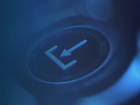 Ein stilisiertes blaues Symbol mit einem nach unten zeigenden Pfeil und einer Checkbox. Der Hintergrund hat ein futuristisches Muster.