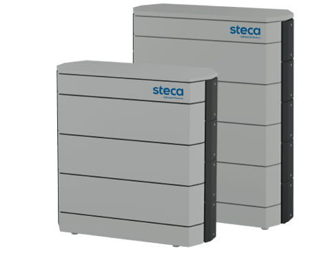 Zwei graue Energiespeicher mit einer modernen, minimalistischen Gestaltung. Der Markenname "steca" ist gut sichtbar auf der Vorderseite angebracht.