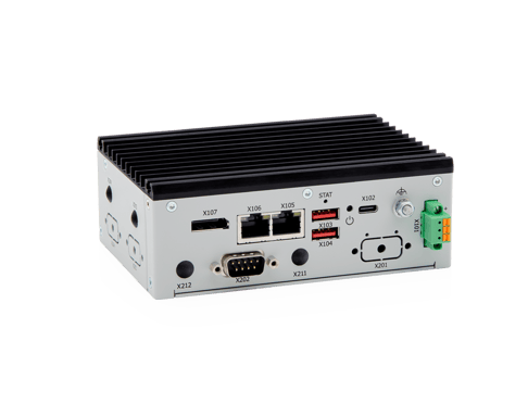 Kompakter, silberfarbener Rechner mit Kühlrippen auf der Oberseite. Die Rückseite zeigt mehrere Anschlussmöglichkeiten, einschließlich Ethernet-Ports, USB-Anschlüssen und einem seriellen Anschluss. Ein grüner Stecker ist ebenfalls sichtbar.
