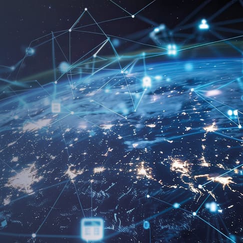 Ein Blick auf die Erde aus dem Weltraum, umgeben von leuchtenden Städten und einem Netzwerk von Datenverbindungen, das durch Linien und Symbole dargestellt wird.