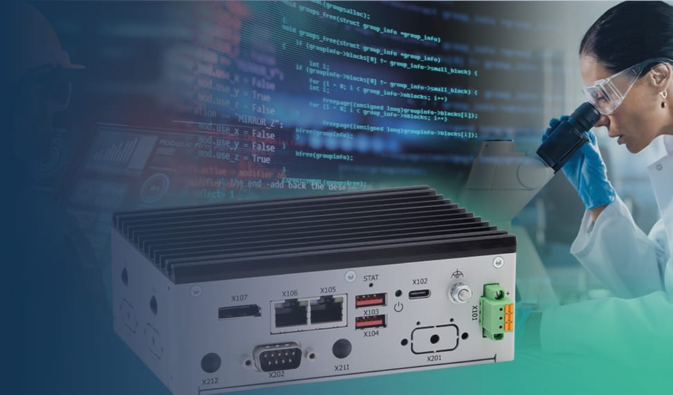 Ein leistungsstarker industrieller Computer im Vordergrund, umgeben von wissenschaftlichen Daten und einer Laborumgebung, in der eine Forscherin durch ein Mikroskop schaut.